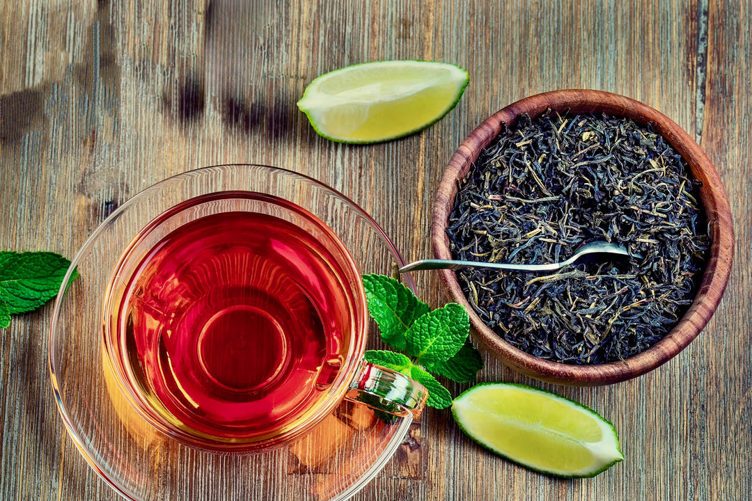 Assam Tee aufgebrüht und lose in einer Schale