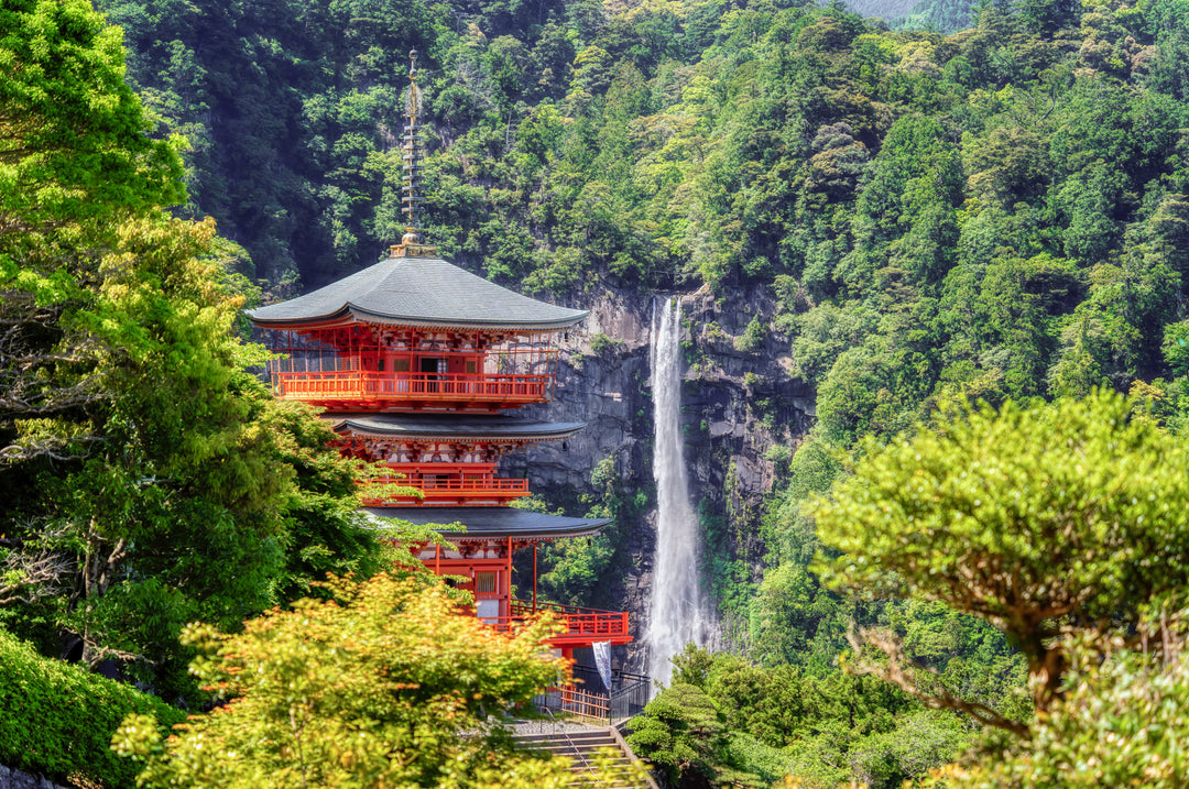 Die dreistöckige Pagode des buddhistischen Tempels Seiganto-ji in der Präfektur Wakayama, Japan. Im Hintergrund sind die Nachi Falls, Japans höchster Wasserfall mit 133m, zu sehen.