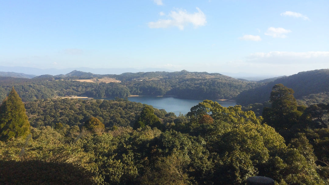 Kagoshima, Japan: Heitere Majestät: Bergiges Seeufer im Kirishima-Nationalpark