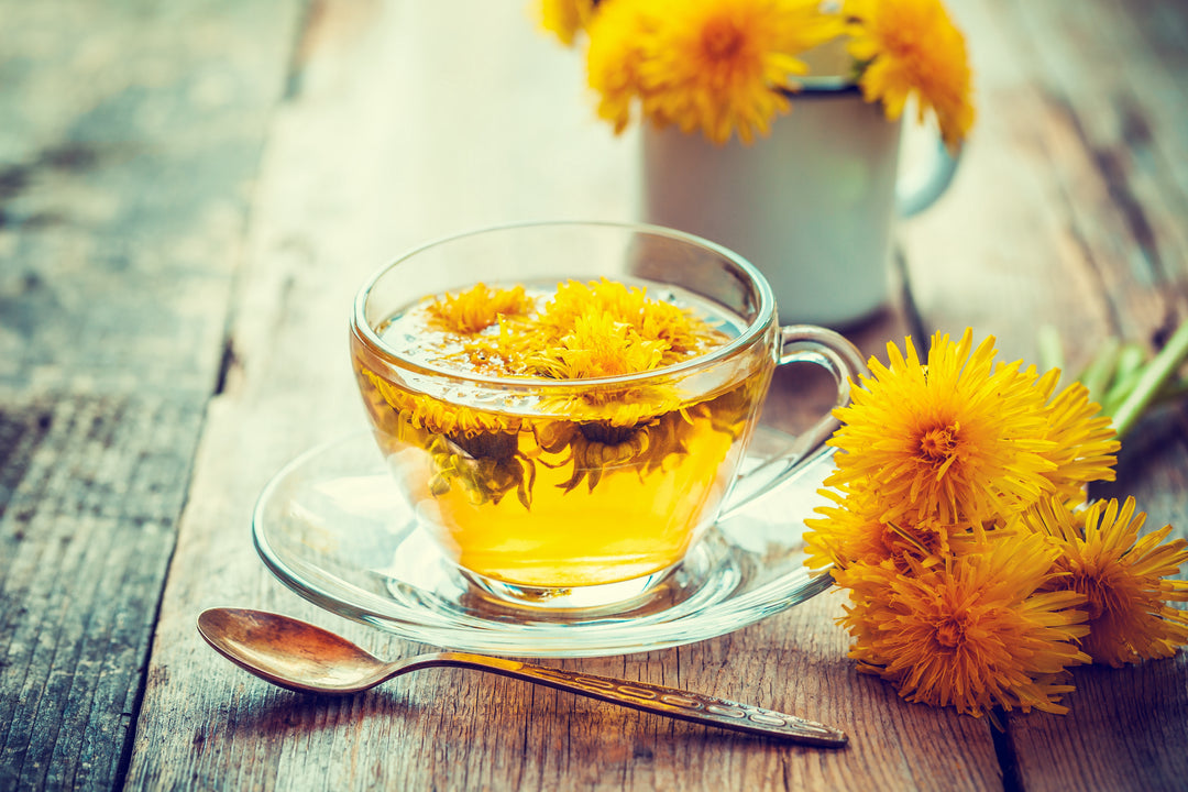 Kräutertee in einer Tasse mit Blüten